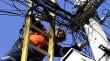 Camión derriba postes y semáforos en Las Condes: tránsito suspendido y cortes de luz