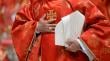 Los cardenales prestan juramento antes de encerrarse en el cónclave