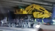 Camión que trasladaba una maquinaria quedó atacado bajo un puente en Talcahuano