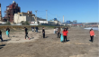 Estudiantes realizan jornada de limpieza en playa de Puchuncaví