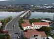 Alcaldesa de Valdivia alza la voz por tramitaciones a proyecto del Puente Cochrane