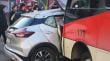 Colisión entre microbús y automóvil deja seis heridos en calle Arlegui