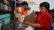 Diseñadora transforma uniformes industriales desechados por empresas mineras en bolsos y mochilas