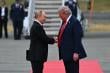 Trump recibe a Putin con alfombra roja en la base militar de Alaska para cumbre bilateral