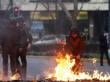 Encapuchados protagonizan incidentes en Liceo Lastarria: lanzaron bombas molotov desde el techo