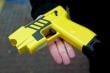 Gobierno autorizó a Carabineros la compra de pistolas tipo taser