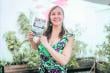 Carla Christie premiada por libro donde retrata su amor por el delfín chileno