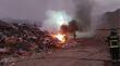 Bomberos mantiene labores de control ante extensa quema de basura en sector norte de Antofagasta
