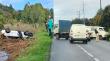 Tres vehículos colisionaron en Puerto Montt y uno volcó en Puerto Varas