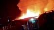 Incendio nocturno en toma de Bellavista dejó una casa destruida y otra con daños