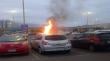 Fuego en vehículo movilizó a Bomberos a estacionamiento de supermercado en Iquique