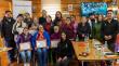 Vecinas de Chonchi participan en curso de técnicas de decoupage gestionado por OMIL
