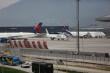 Aviso de bomba en aeropuerto de Santiago obligó evacuación de avión: un hombre fue detenido
