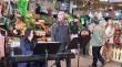 Cantantes líricos del Teatro Municipal llevaron la ópera a la Feria Pinto