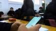 Senado respalda proyecto que prohíbe uso de celulares en los colegios y pasa a la Cámara