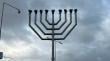 Reinstalaron candelabro judío en la costanera de Puerto Montt