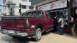 Conductor de camioneta chocó contra un local de computación en Osorno