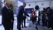 Rey Felipe VI saluda de mano a un robot humanoide durante el MWC en Barcelona