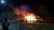 [FOTOS] Incendio incrementado por el viento arrasó con casa de dos pisos y un vehículo en Alerce Histórico