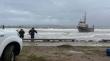 Pesquero sin tripulación vara en playa Loncura tras romper su fondeo durante sistema frontal