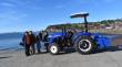 Quinchao: Agricultores de Quenac reciben tractor para fortalecer la producción agrícola
