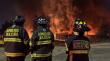 Bomberos controló incendio en industria en Quilicura y clases fueron suspendidas en la comuna
