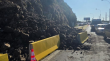 Nuevo derrumbe mantiene restricción de pistas en Avenida España hacia Viña del Mar