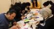 Vecinos de Castro avanzan en taller de Libro Textil con historias y creatividad