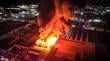 [VIDEO] Dantesco incendio destruyó galpón repleto de ropa en Zona Franca de Iquique