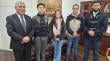 Jóvenes que representarán a Castro en Campeonato Regional de Cueca visitaron la municipalidad previo al torneo