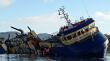 Barco de transporte de peces chocó con una roca, volcó y varó cerca de Melinka