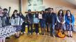 Establecimientos educacionales de Lemuy reciben libros sobre música y folclor de Chiloé