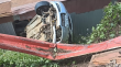 Auto cae sobre una vivienda en cerro Mariposa y conductor queda atrapado