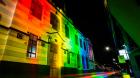 Municipio se iluminó de multicolor para visibilizar los derechos de la diversidad sexual