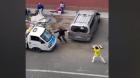 [VIDEO] Sujeto destruyó con un palo parabrisas de vehículo de inspección municipal en Iquique