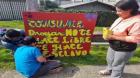 Jóvenes de barrio el Esfuerzo de Castro crean y entregan letreros que promueven el bien social en el sector