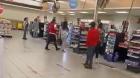 [VIDEO] Guardias de un supermercado cerraron las puertas durante un robo y clientes quedaron encerrados