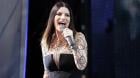 [VIDEO] &quot;Me resbalé, pero no me pasó nada&quot;: Laura Pausini se cae durante concierto en Milán