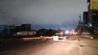 Conductor de vehículo choca y derriba tres postes de la red eléctrica en sector La Pampa en Alto Hospicio