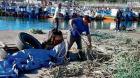 A pura porfía viejo pescador lucha por devolver a la vida su lancha hundida