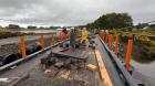 Avanza construcción de puentes en camino costero de Hualaihué