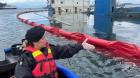 Siguen labores de contención de derrame de combustible desde buque escorado en Puerto Montt