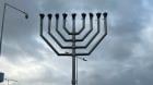 Reinstalaron candelabro judío en la costanera de Puerto Montt