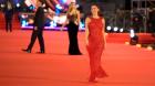 Con rojo, brillantes y transparencia: quillotana Mafe Bertero encanta en la Gala de Viña