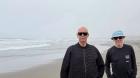 [VIDEO] Pet Shop Boys disfruta de un paseo por la playa previo a su show en el Festival de Viña