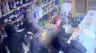 Condenan a adulto y adolescente por violento robo a tienda de licores de Antofagasta