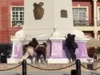 [VIDEO] Tres mujeres son detenidas por rayados al monumento de Arturo Prat en Iquique