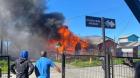 Inflamación con aceite provocó incendio que destruyó dos viviendas en Quellón