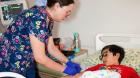 Hijo de apicultores de Arauco es alérgico a las picaduras de abeja: está siendo tratado con innovadora inmunoterapia en el Hospital Regional de Concepción