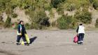 Realizan operativo de limpieza en playa del sector Mallil en Quinchao